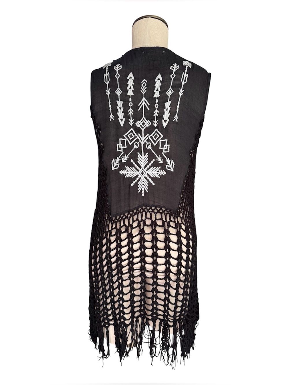 DO EVERYTHING IN LOVE Black Fringe Tribal Embroidered Crochet Boho Vest OS